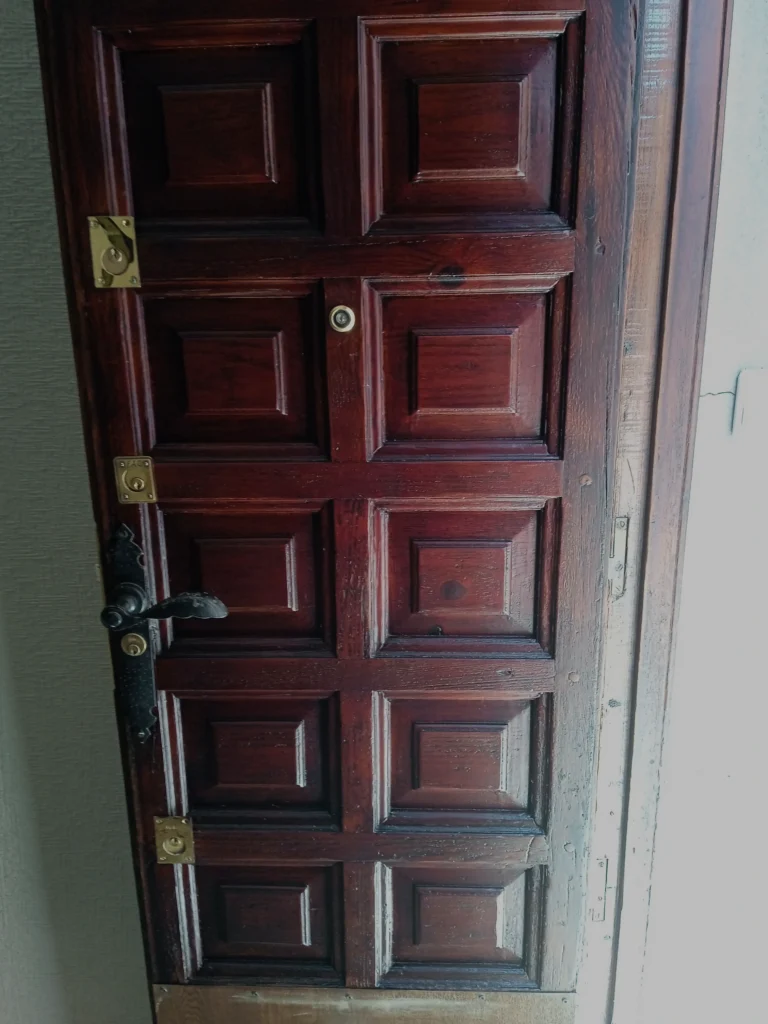 hoja de puerta de exterior tratada con tinte y lasur