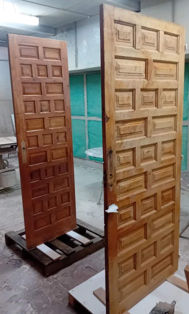 Puertas de madera de pino estilo castellano preparadas para ser tintadas
