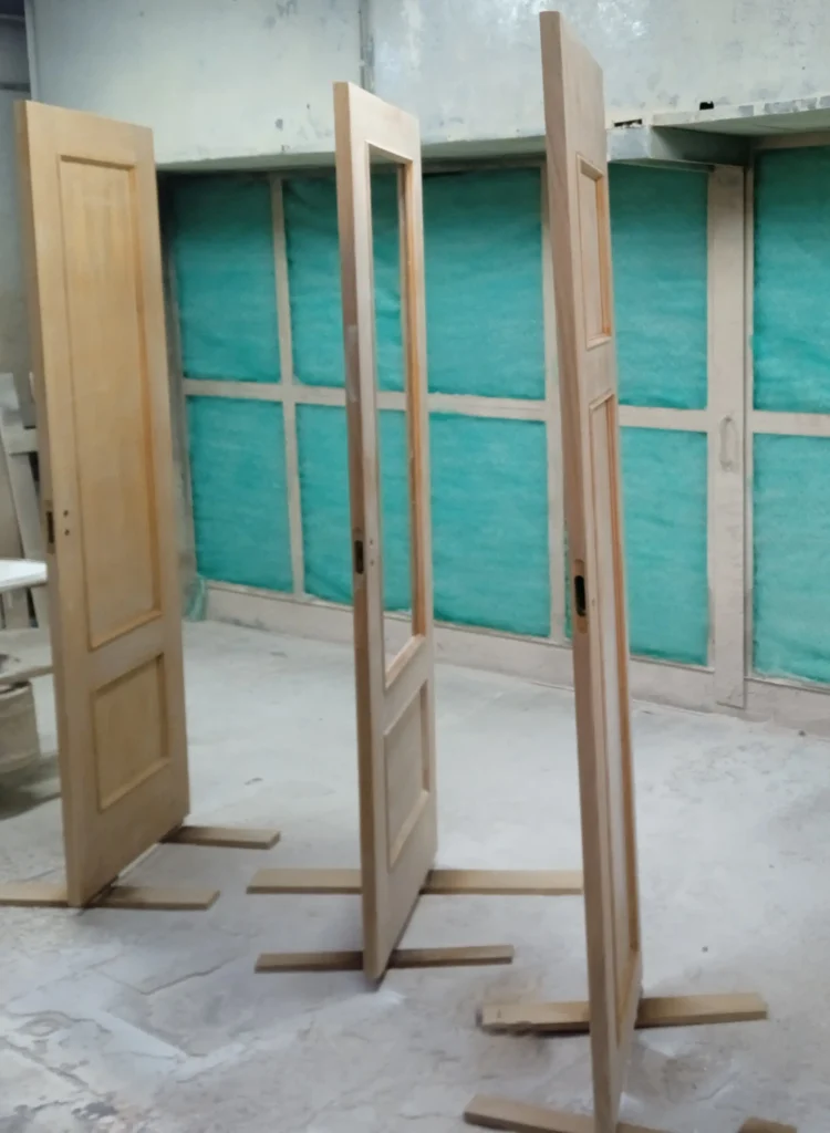 puertas de interior en roble natural preparadas para ser imprimadas