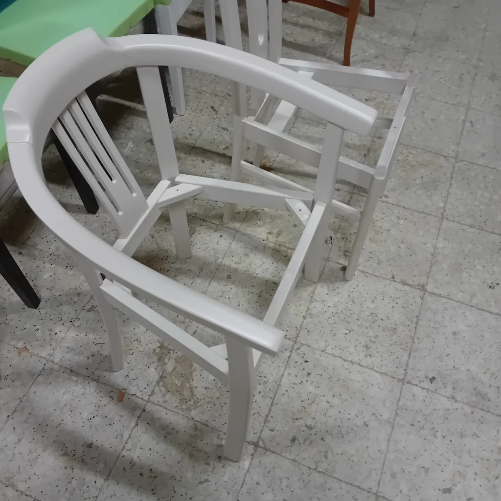 silla de madera lacada en blanco roto